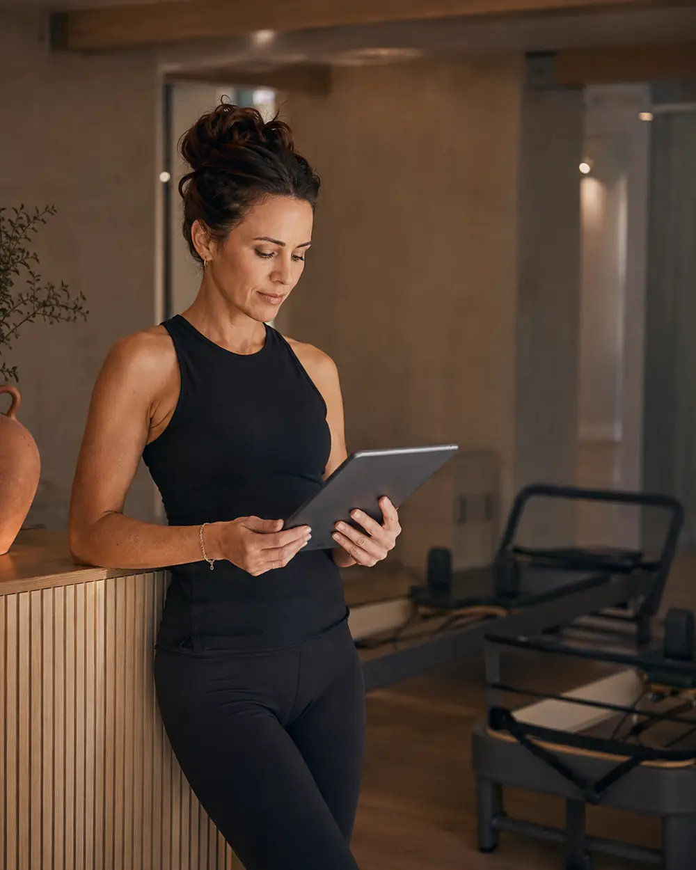 Responsable de studio consultant ses opérations sur une tablette